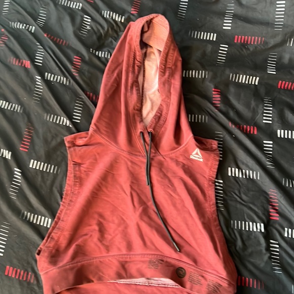 This is a cropped Reebok workout hoodie in the colour burgundy - Picture 1 of 2